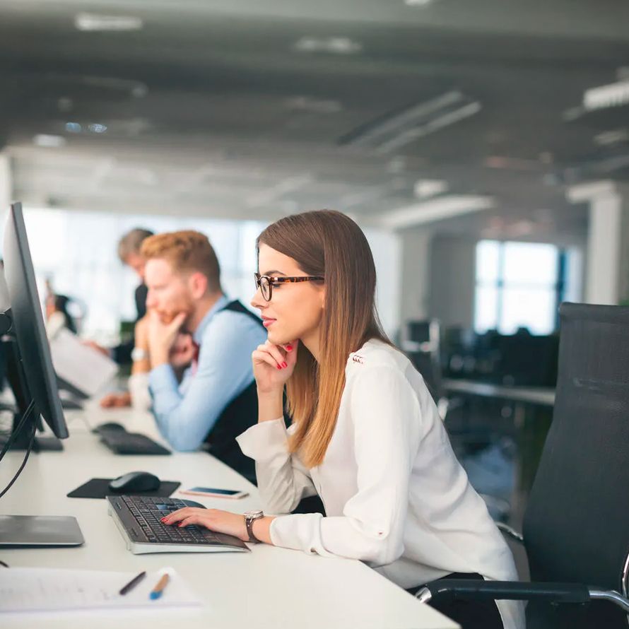 IT agent working on his computer to design the most suitable architecture for your project