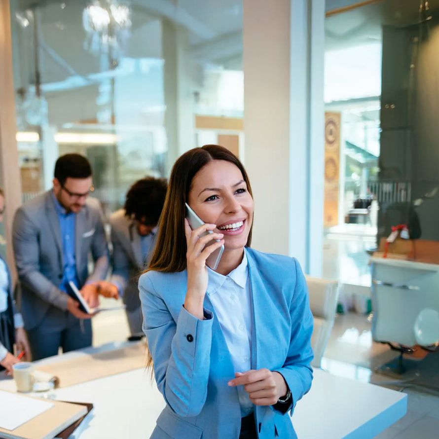 Girl talking on her mobile phone with us to ask for flexible solutions to changing times
