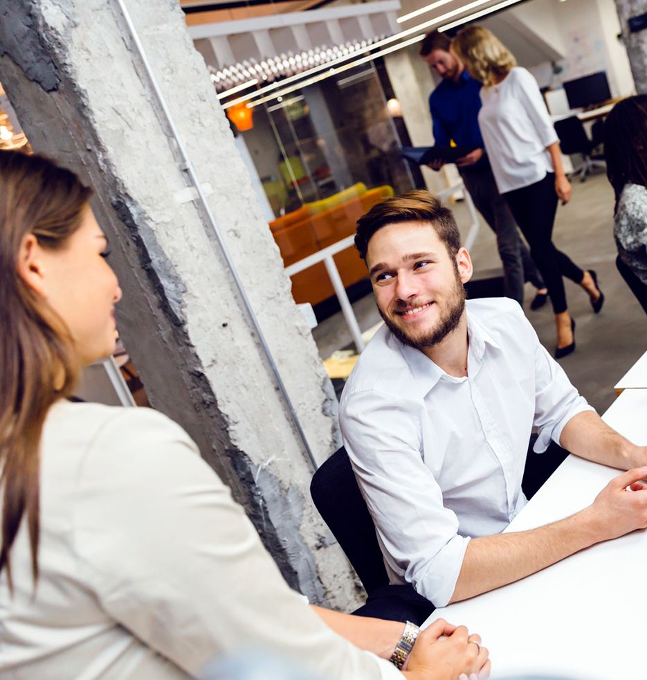 Two colleagues look pleased to optimize their results with our dedicated servers.